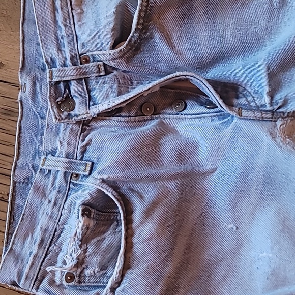 VINTAGE 1990s LEVI 501. BUTTON FLY. DISTRESSED AMAZING OLD PAIR OF JEANS. - Picture 3 of 13